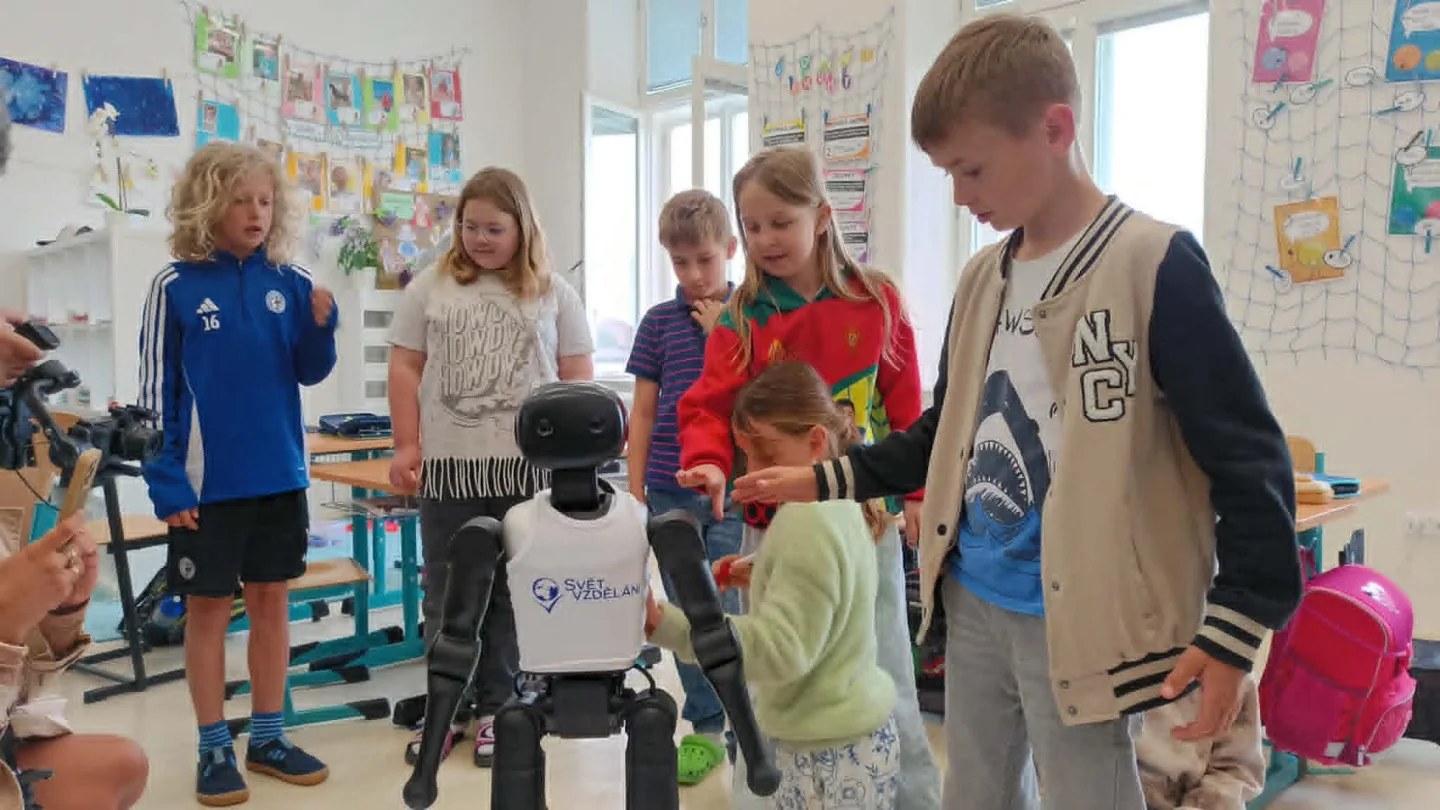 VIDEO: Robot bude učit děti, umí chodit, hrát fotbal nebo pozdravit. Začal v Prostějově