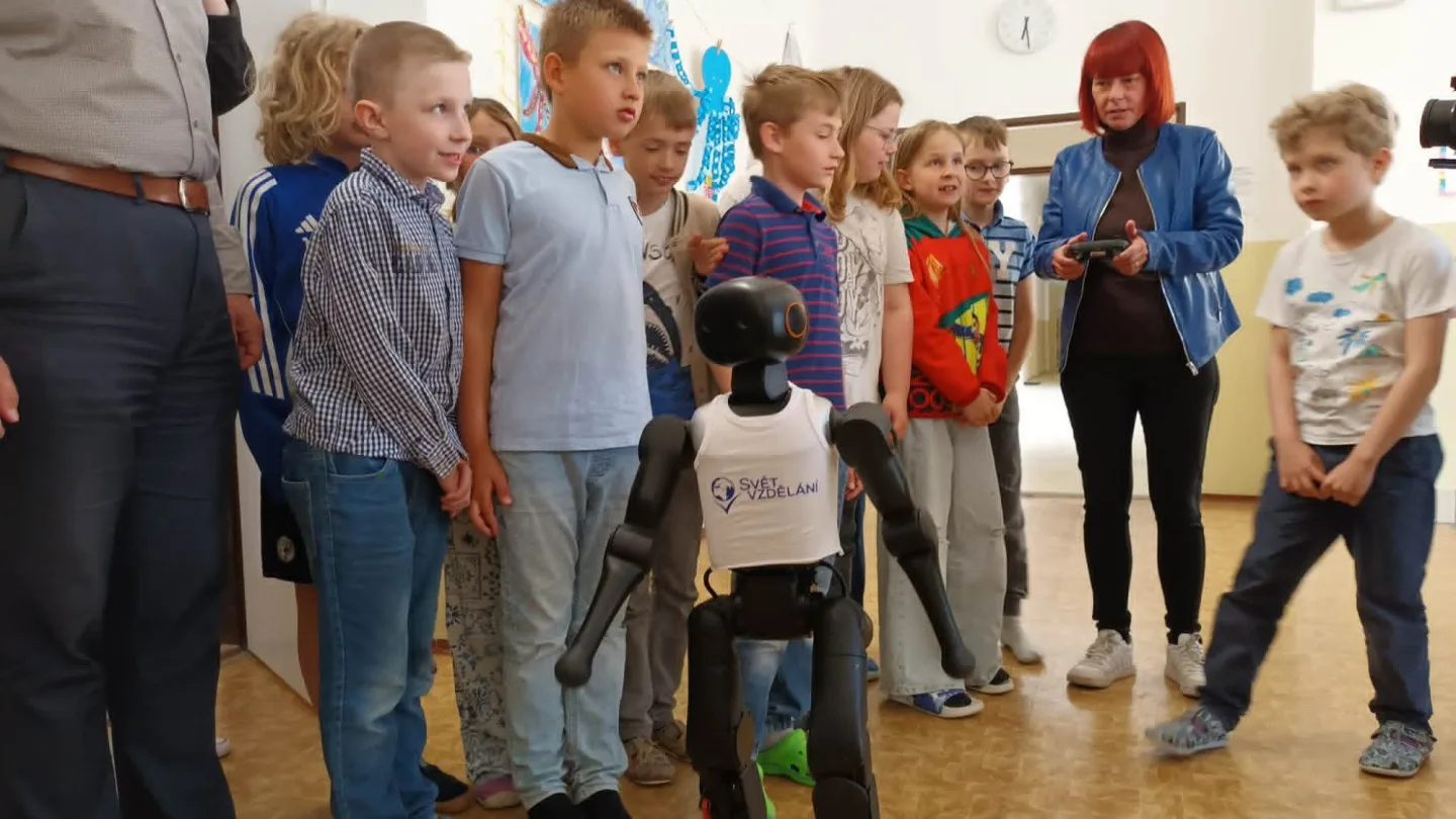 VIDEO: Robot bude učit děti, umí chodit, hrát fotbal nebo pozdravit. Začal v Prostějově