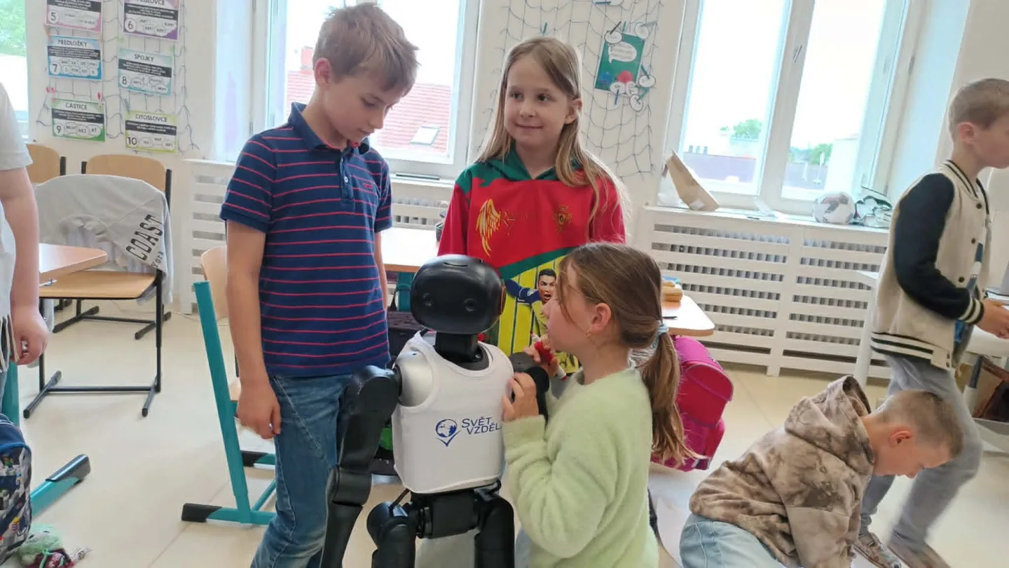 VIDEO: Robot bude učit děti, umí chodit, hrát fotbal nebo pozdravit. Začal v Prostějově