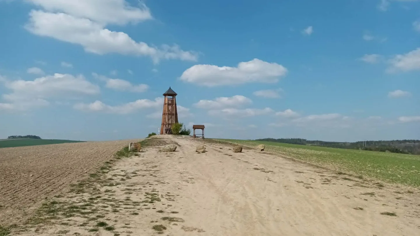 TIP NA VÝLET: Nová turistická stezka u Běleckého mlýna překvapí. Nabízí monumentální sochy i rozhlednu
