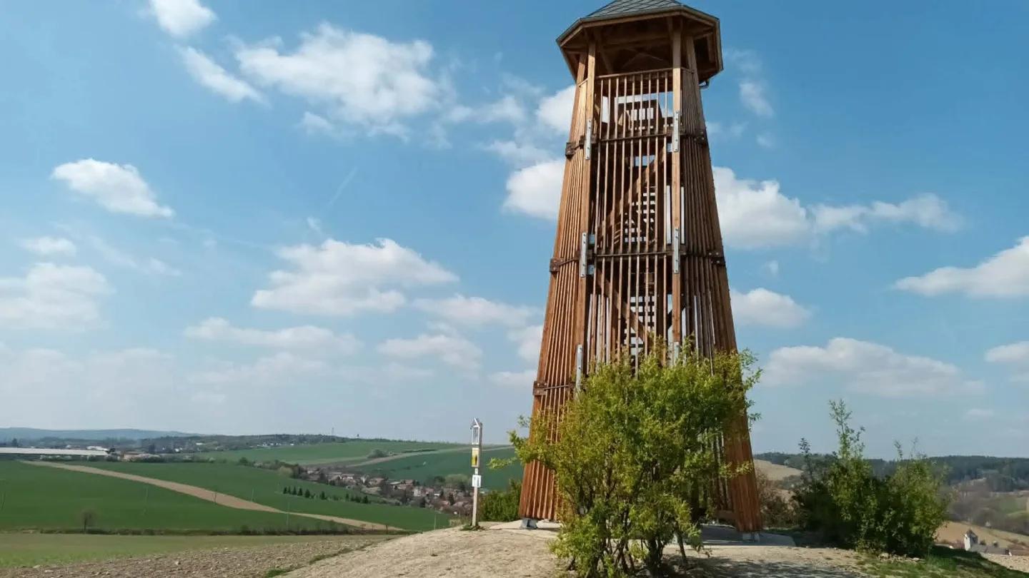 TIP NA VÝLET: Nová turistická stezka u Běleckého mlýna překvapí. Nabízí monumentální sochy i rozhlednu