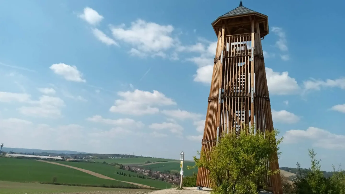 TIP NA VÝLET: Nová turistická stezka u Běleckého mlýna překvapí. Nabízí monumentální sochy i rozhlednu