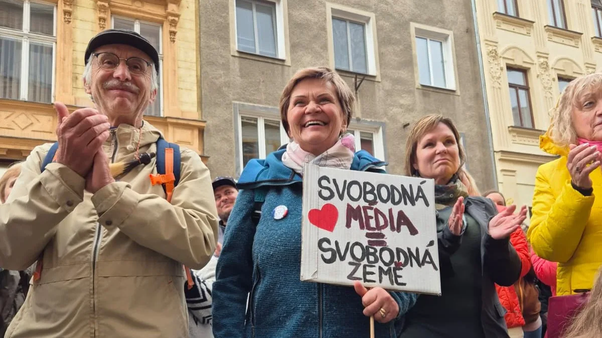 Stovky lidí dnes v Olomouci protestovaly proti rušení koncesionářských poplatků a za svobodnou kulturu
