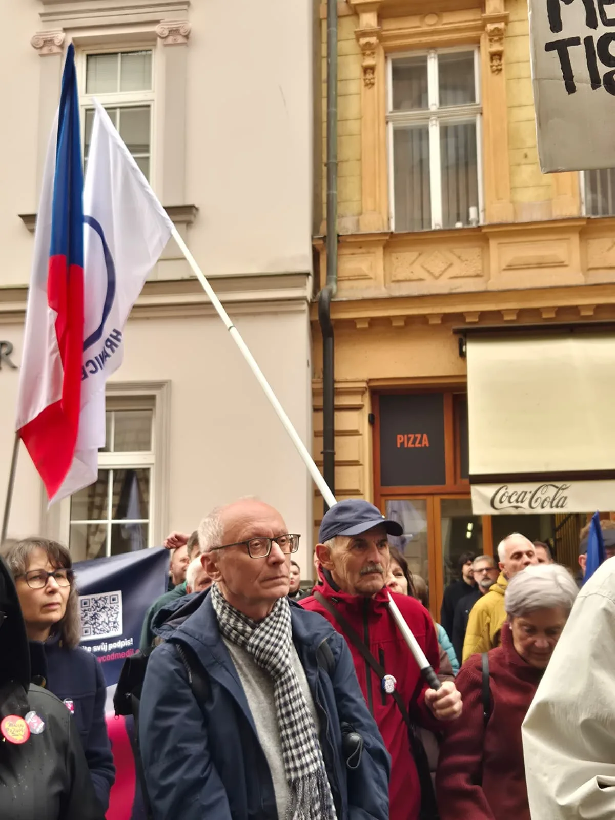 Stovky lidí dnes v Olomouci protestovaly proti rušení koncesionářských poplatků a za svobodnou kulturu