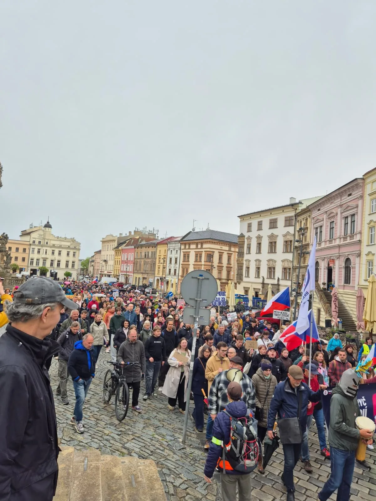 Stovky lidí dnes v Olomouci protestovaly proti rušení koncesionářských poplatků a za svobodnou kulturu