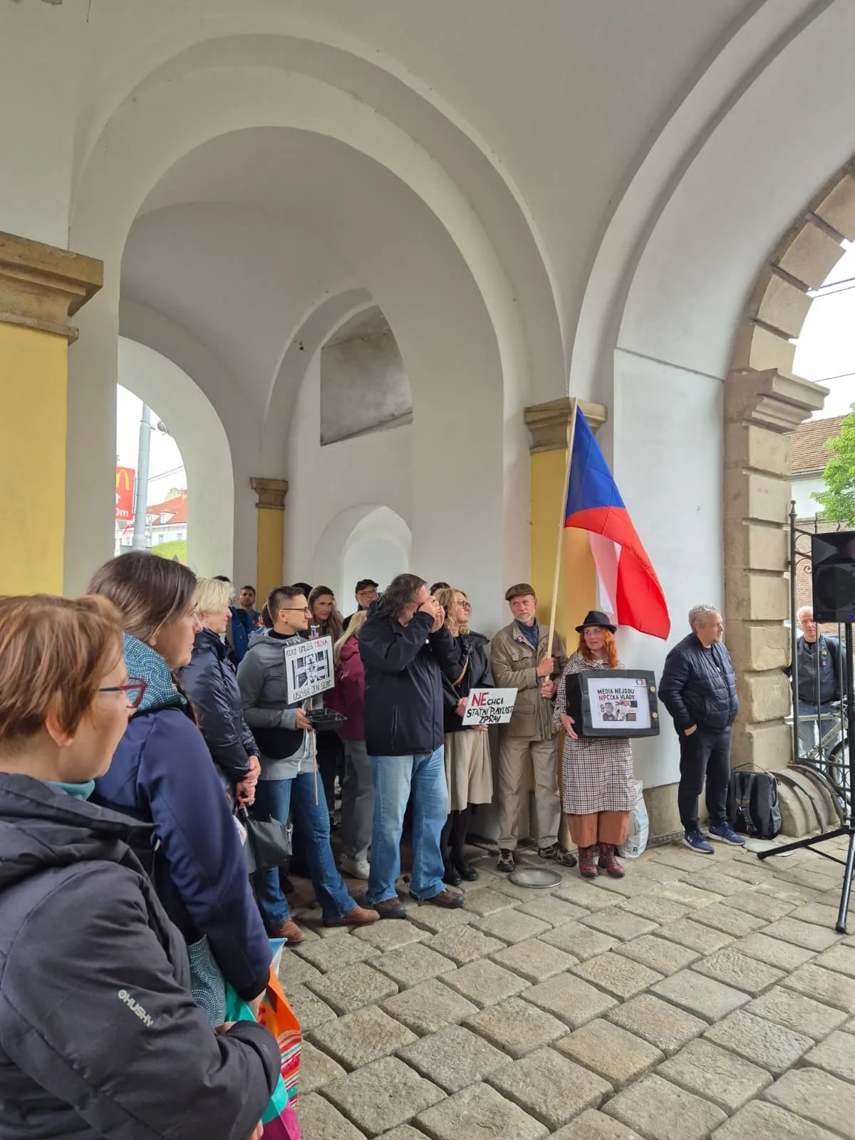 Stovky lidí dnes v Olomouci protestovaly proti rušení koncesionářských poplatků a za svobodnou kulturu