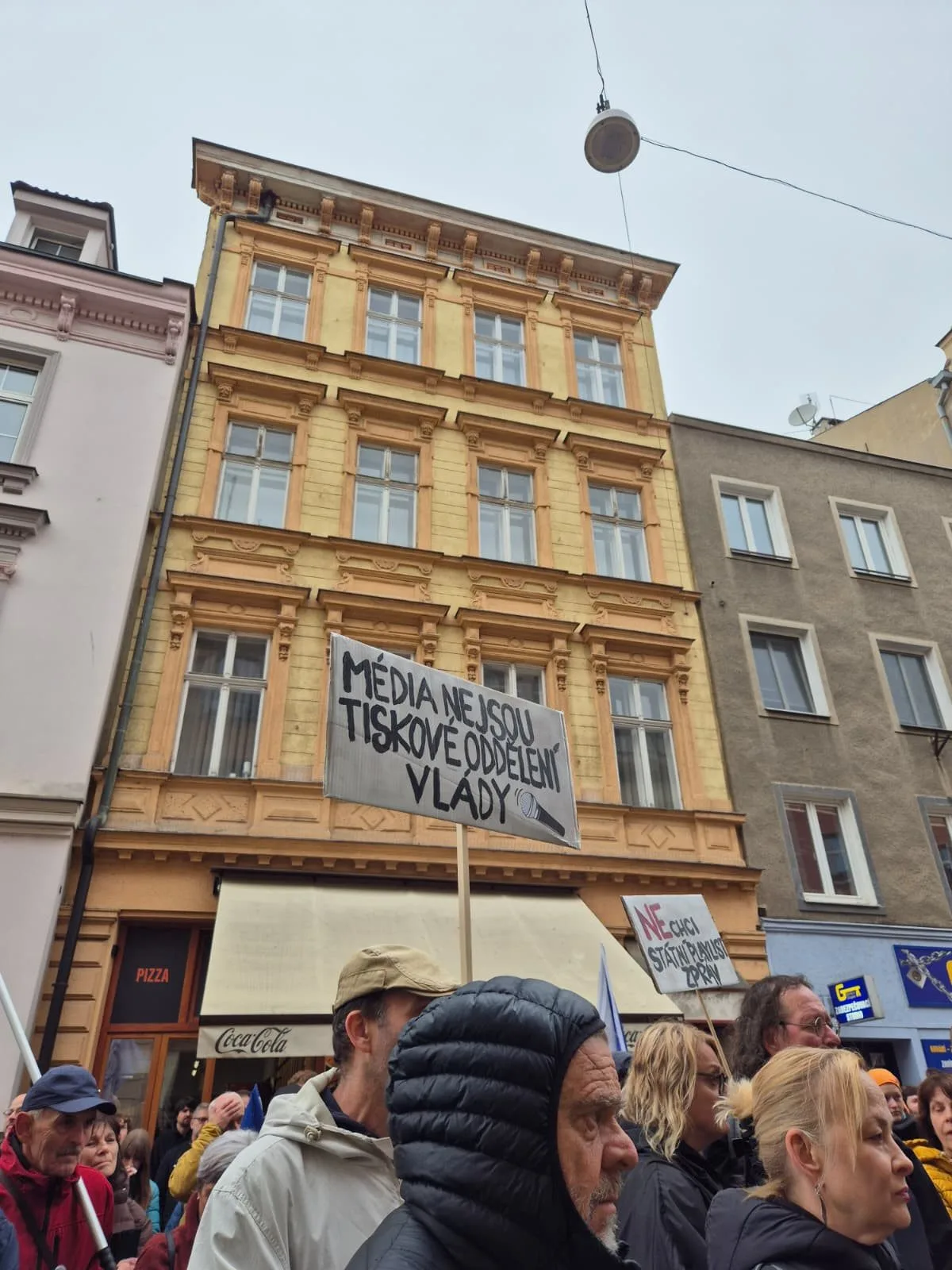 Stovky lidí dnes v Olomouci protestovaly proti rušení koncesionářských poplatků a za svobodnou kulturu