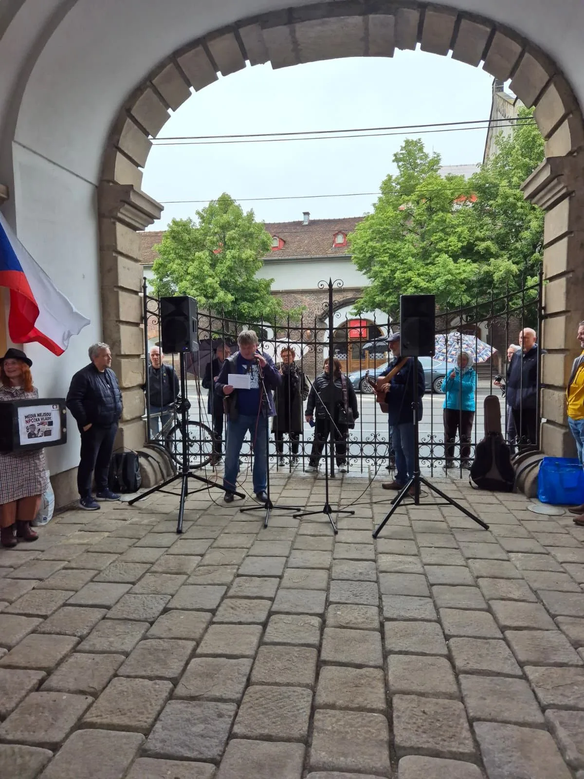 Stovky lidí dnes v Olomouci protestovaly proti rušení koncesionářských poplatků a za svobodnou kulturu