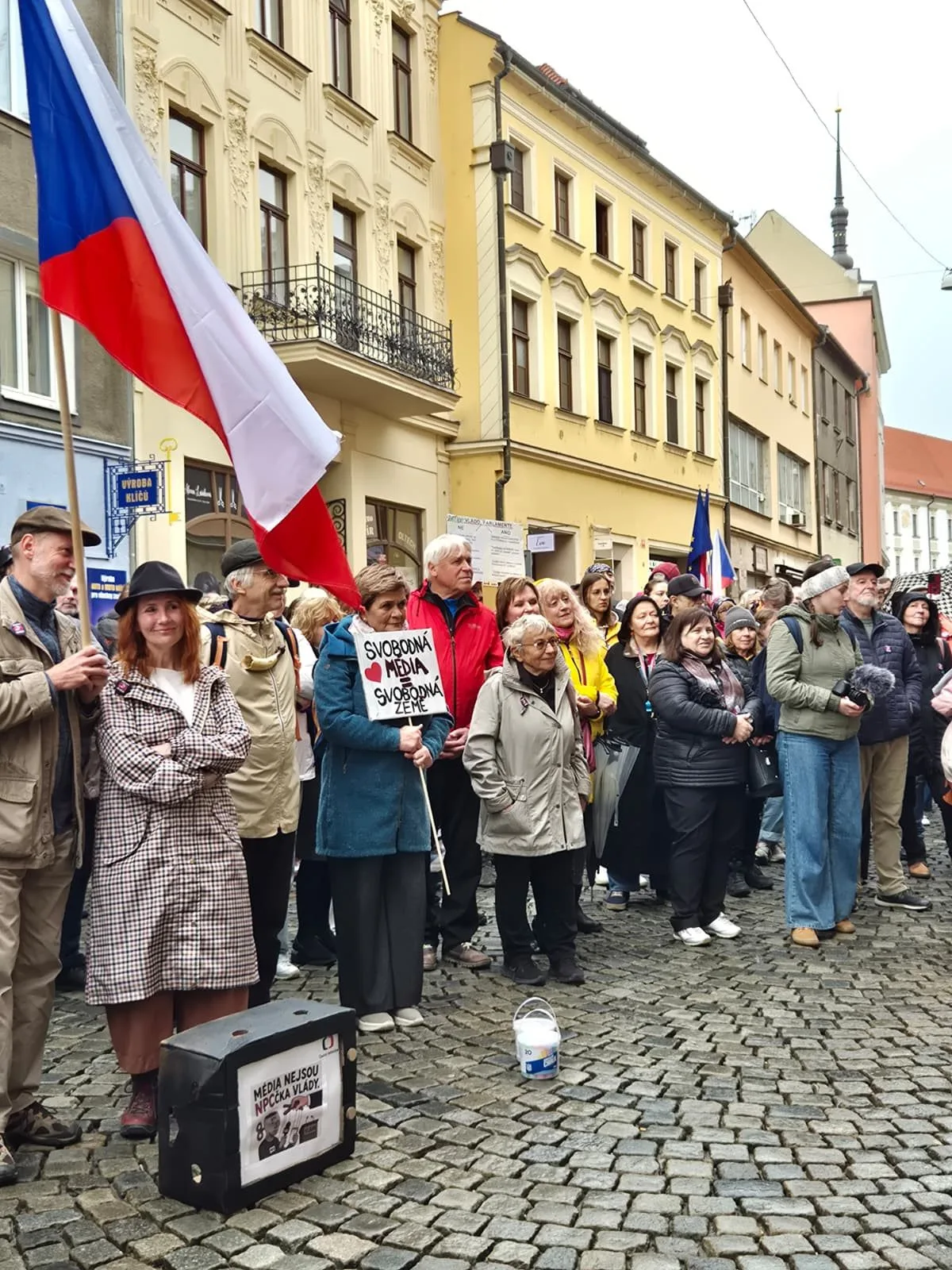 Stovky lidí dnes v Olomouci protestovaly proti rušení koncesionářských poplatků a za svobodnou kulturu