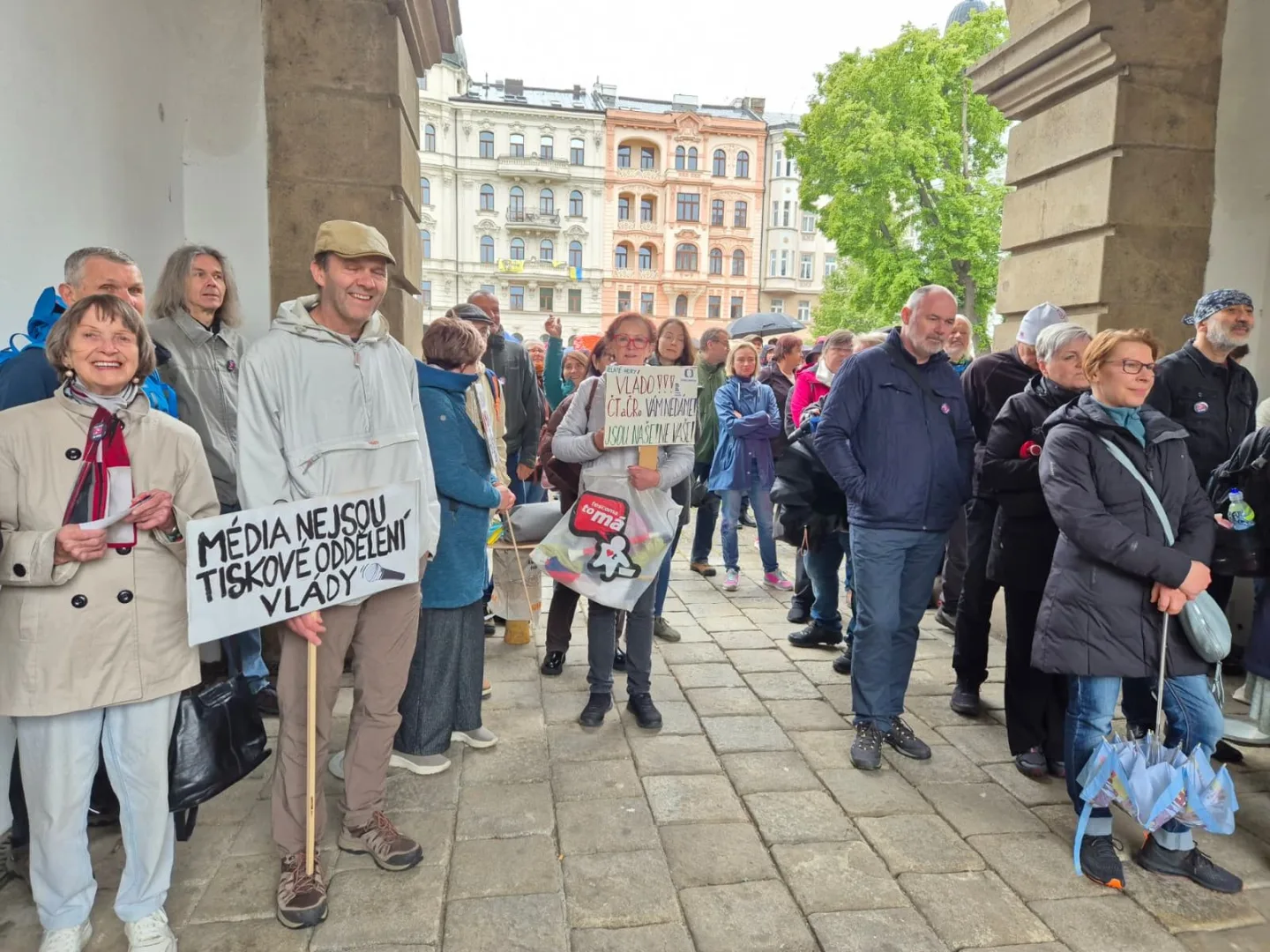 Stovky lidí dnes v Olomouci protestovaly proti rušení koncesionářských poplatků a za svobodnou kulturu