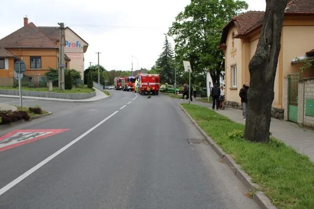 Kdo měl přednost? V Plumlově bouraly dvě ženy, jedno z aut skončilo odhozené na chodníku