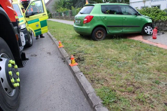 Kdo měl přednost? V Plumlově bouraly dvě ženy, jedno z aut skončilo odhozené na chodníku