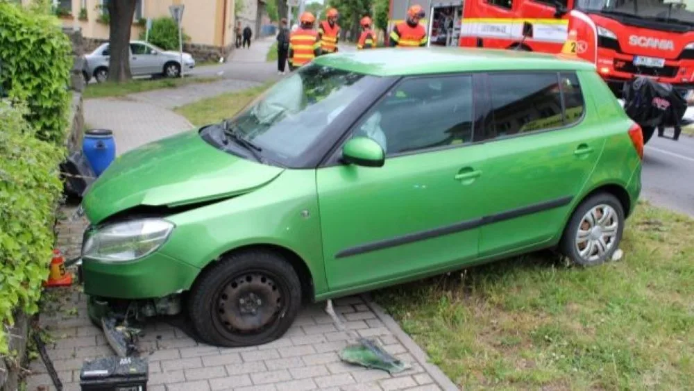 Kdo měl přednost? V Plumlově bouraly dvě ženy, jedno z aut skončilo odhozené na chodníku