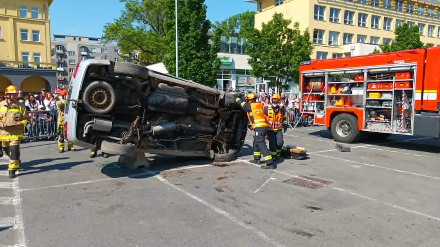 FOTOGALERIE: Tady jde o minuty. Hasiči soutěžili ve vyprošťování zraněných z havarovaných aut