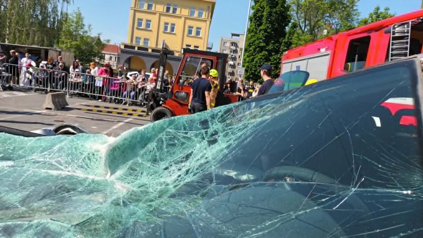 FOTOGALERIE: Tady jde o minuty. Hasiči soutěžili ve vyprošťování zraněných z havarovaných aut