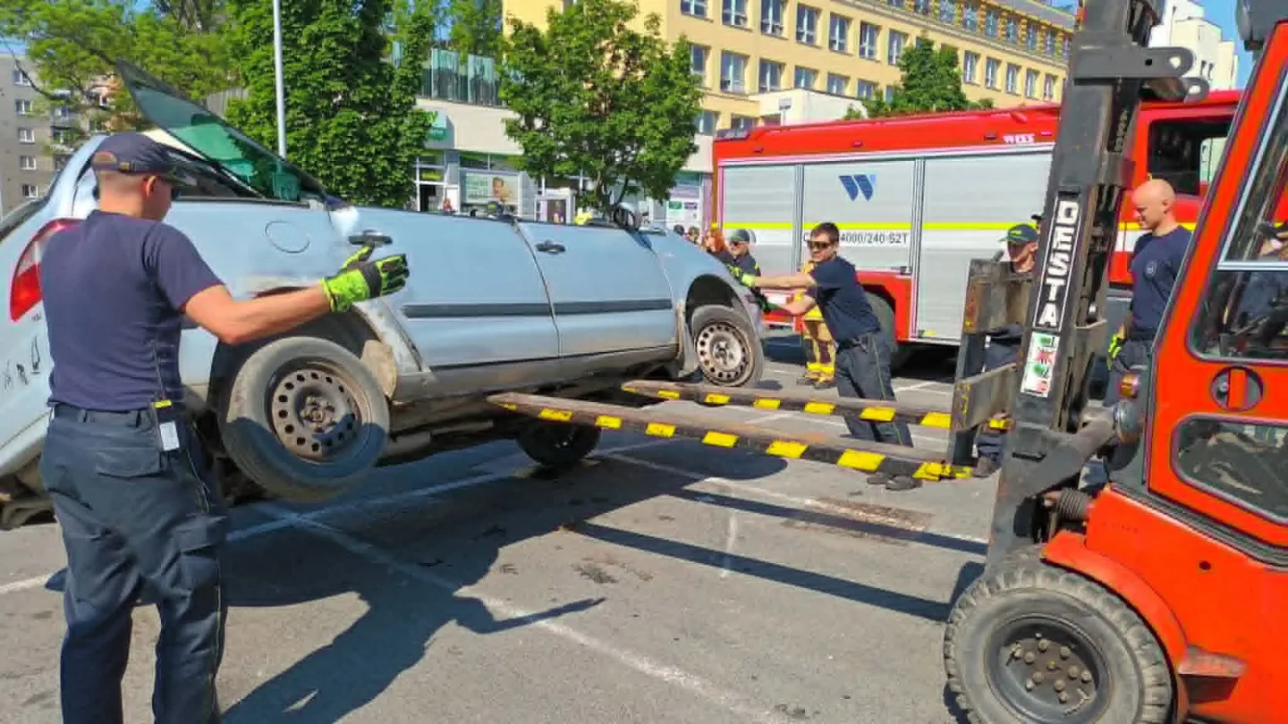 FOTOGALERIE: Tady jde o minuty. Hasiči soutěžili ve vyprošťování zraněných z havarovaných aut