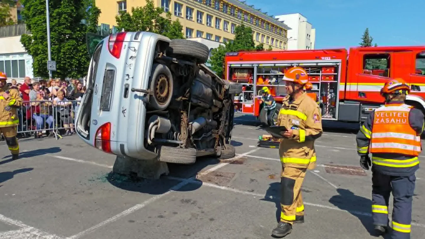 FOTOGALERIE: Tady jde o minuty. Hasiči soutěžili ve vyprošťování zraněných z havarovaných aut