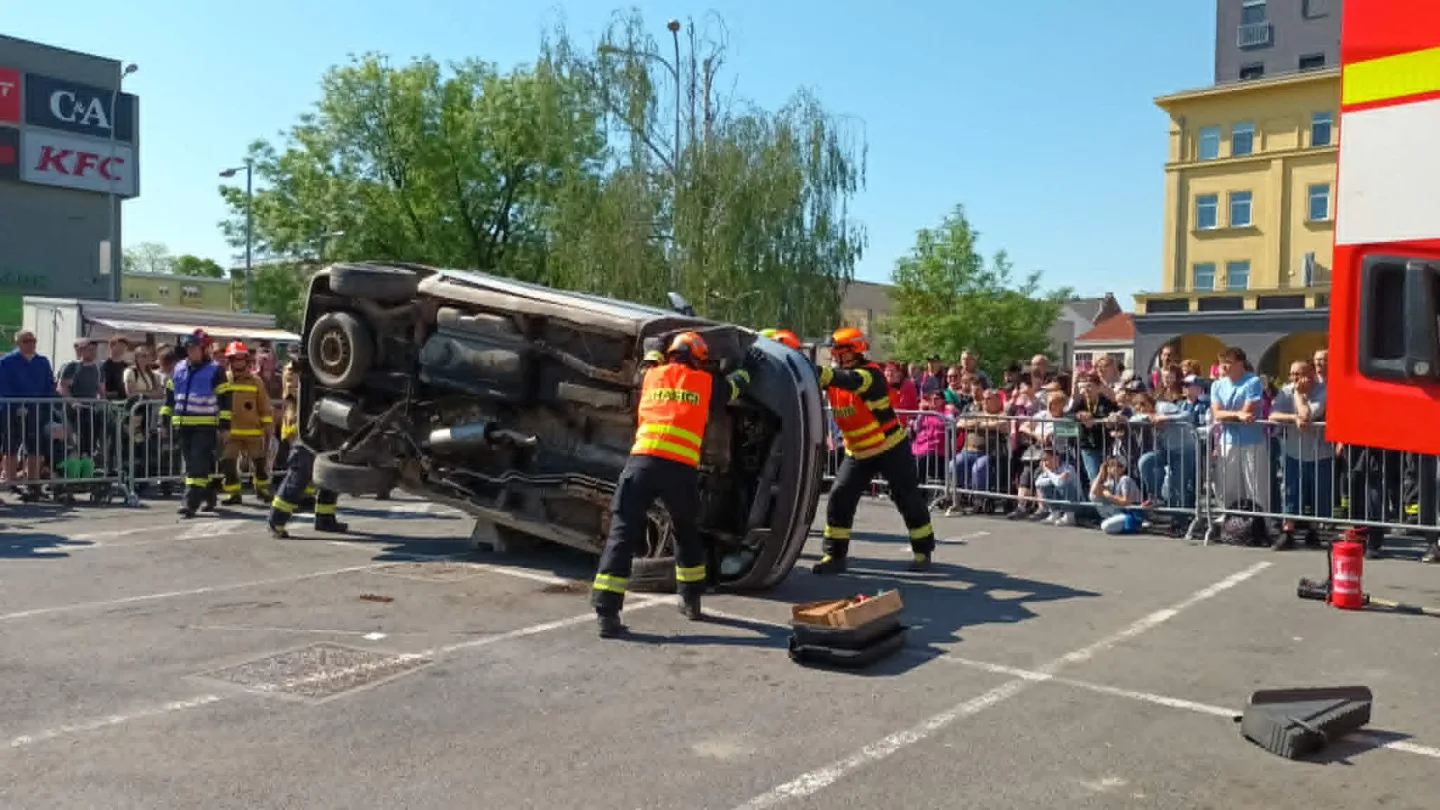 FOTOGALERIE: Tady jde o minuty. Hasiči soutěžili ve vyprošťování zraněných z havarovaných aut