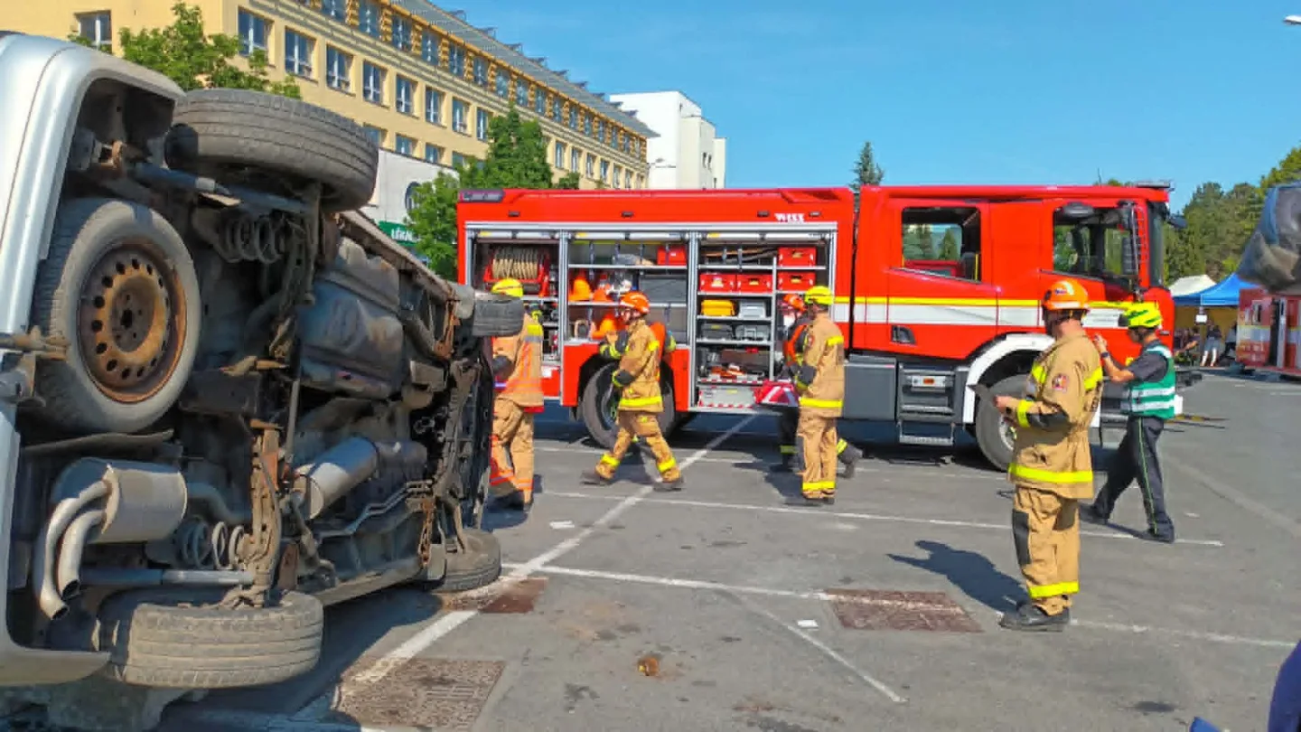 FOTOGALERIE: Tady jde o minuty. Hasiči soutěžili ve vyprošťování zraněných z havarovaných aut