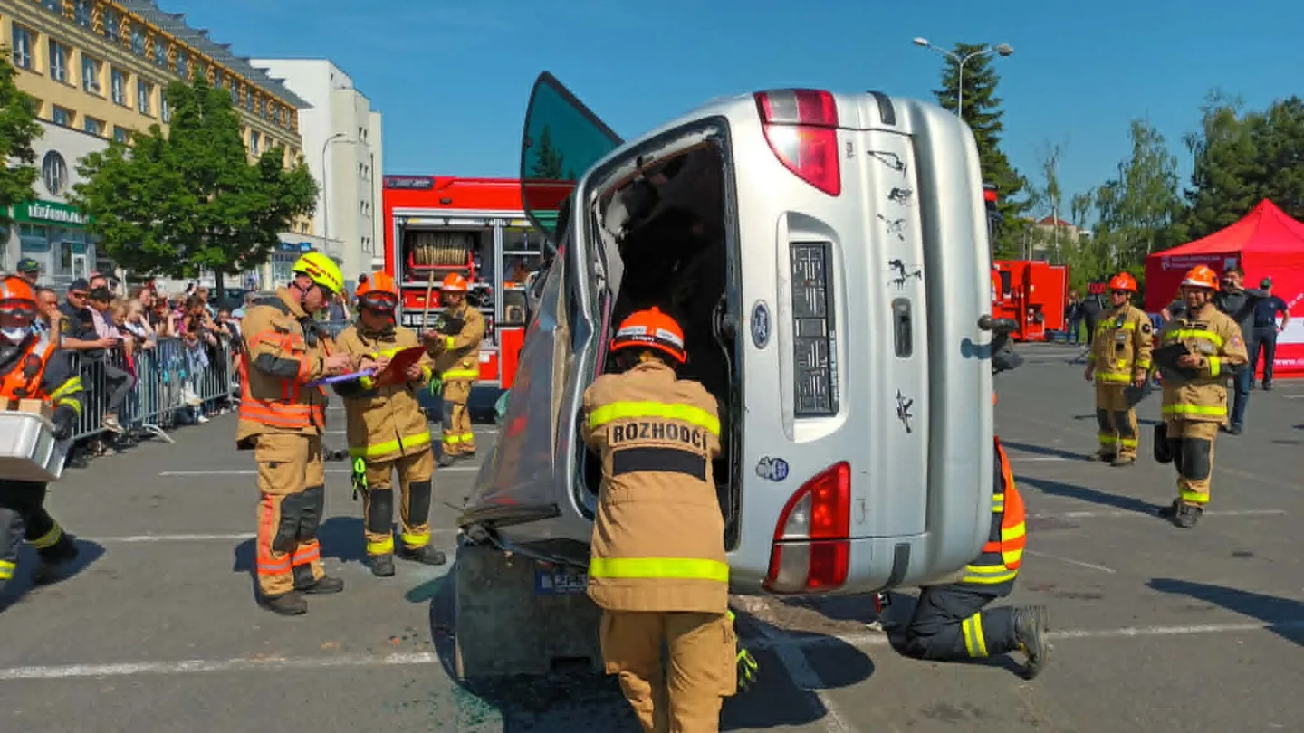 FOTOGALERIE: Tady jde o minuty. Hasiči soutěžili ve vyprošťování zraněných z havarovaných aut