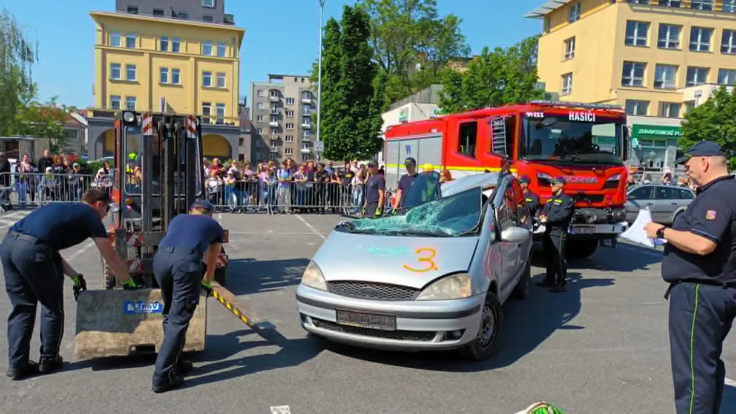 FOTOGALERIE: Tady jde o minuty. Hasiči soutěžili ve vyprošťování zraněných z havarovaných aut