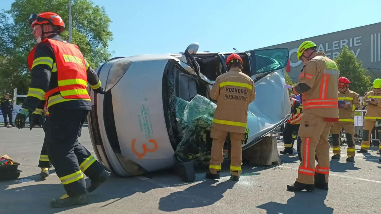 FOTOGALERIE: Tady jde o minuty. Hasiči soutěžili ve vyprošťování zraněných z havarovaných aut