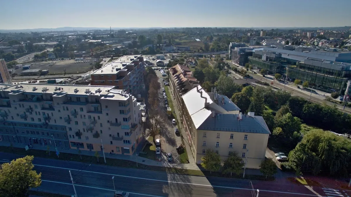 Pohled na ulici Šantova a v pozadí parkoviště, kde se má stavět Šantovka 2 či Šantovka District
