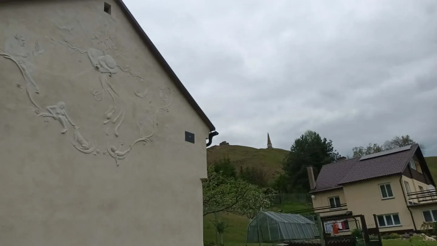 TIP NA VÝLET: Zbytky hradu Hoštejna, malebná krajina a údolí, ale i nezvyklá Cimrmanova otužovna