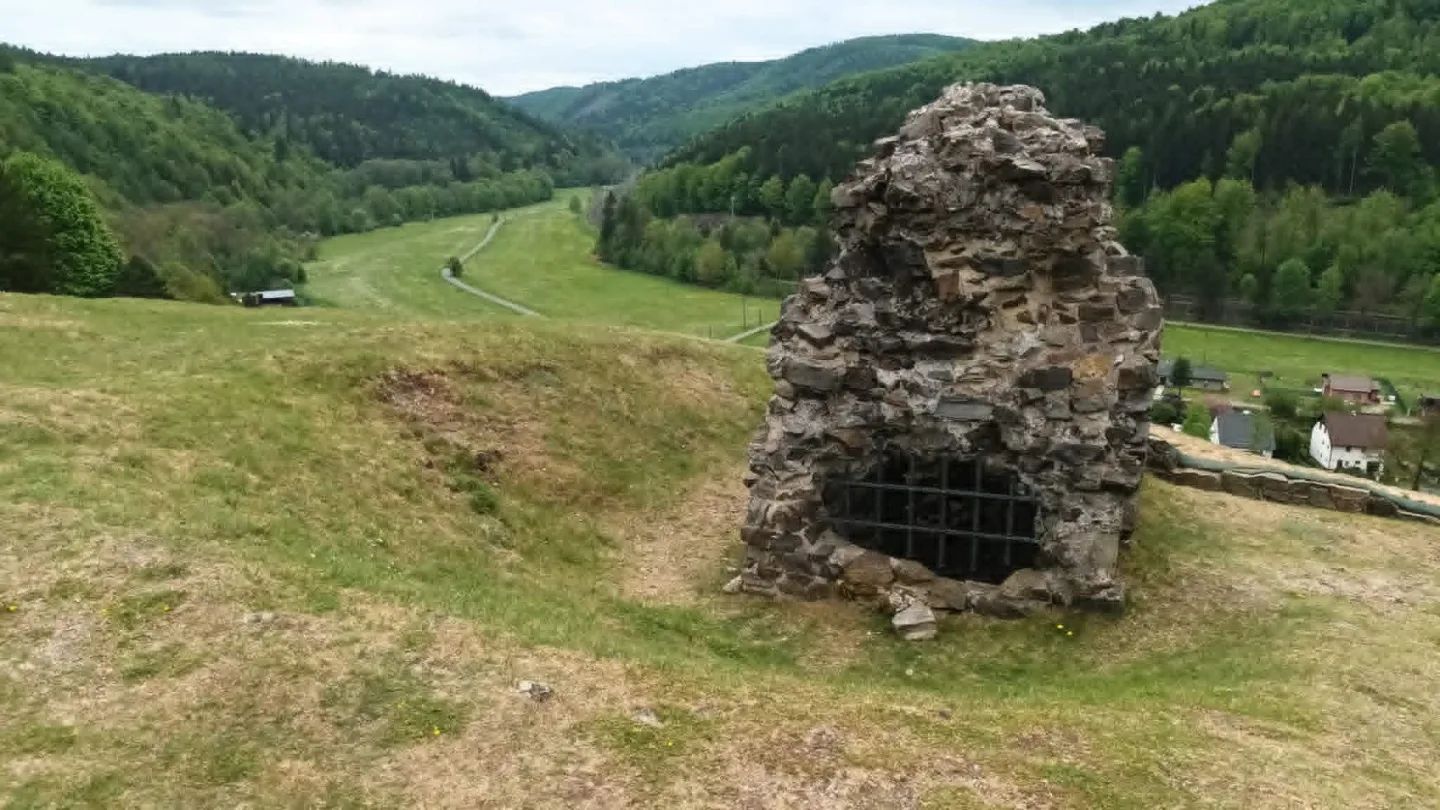TIP NA VÝLET: Zbytky hradu Hoštejna, malebná krajina a údolí, ale i nezvyklá Cimrmanova otužovna
