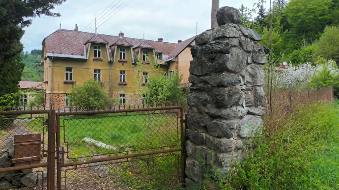 TIP NA VÝLET: Zbytky hradu Hoštejna, malebná krajina a údolí, ale i nezvyklá Cimrmanova otužovna