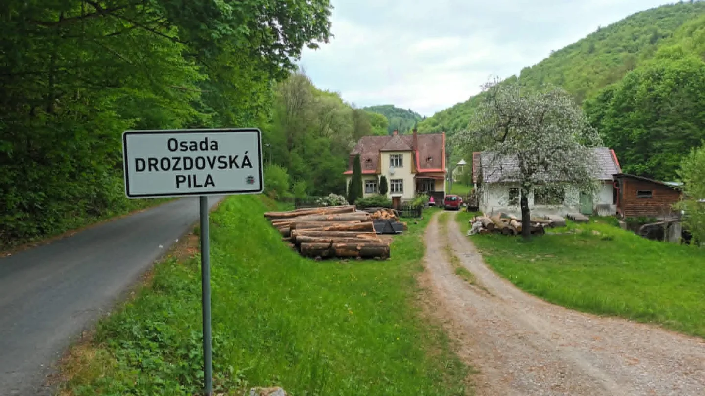 TIP NA VÝLET: Zbytky hradu Hoštejna, malebná krajina a údolí, ale i nezvyklá Cimrmanova otužovna