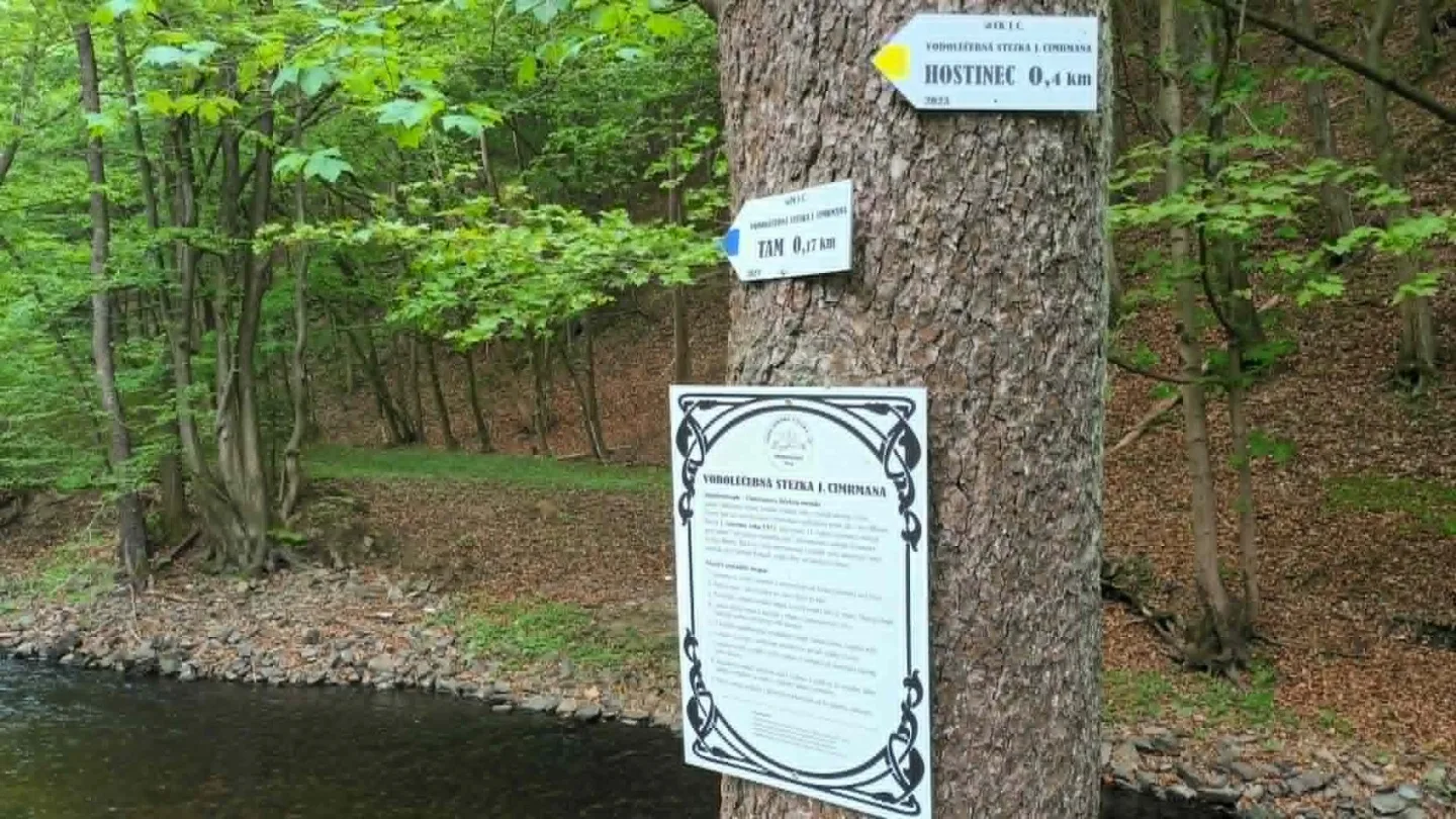 TIP NA VÝLET: Zbytky hradu Hoštejna, malebná krajina a údolí, ale i nezvyklá Cimrmanova otužovna