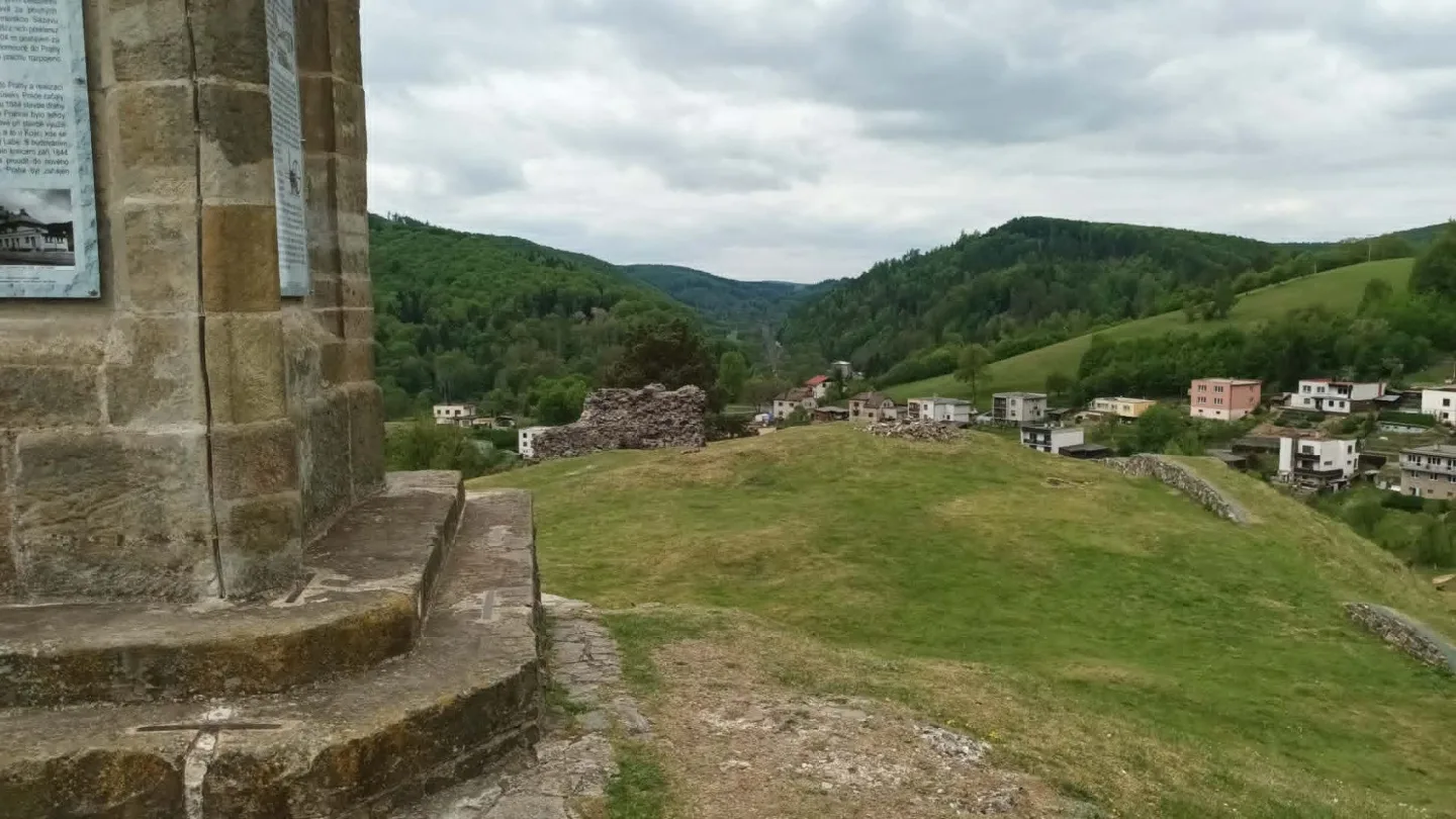 TIP NA VÝLET: Zbytky hradu Hoštejna, malebná krajina a údolí, ale i nezvyklá Cimrmanova otužovna