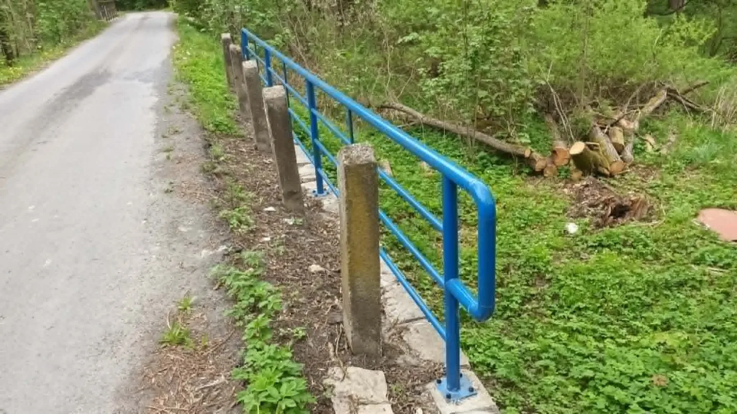 TIP NA VÝLET: Zbytky hradu Hoštejna, malebná krajina a údolí, ale i nezvyklá Cimrmanova otužovna