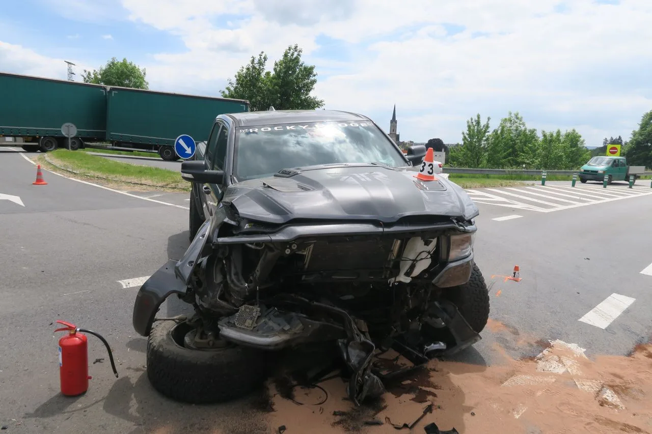 Řidič Dodge rozstřelil na křižovatce v Mohelnici Toyotu, nedal přednost. Škoda je téměř milion