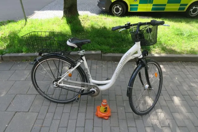 Řidička Jaguáru srazila na křižovatce v Prostějově cyklistku. Žena skončila v nemocnici