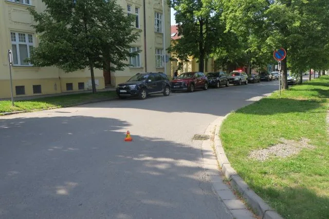 Řidička Jaguáru srazila na křižovatce v Prostějově cyklistku. Žena skončila v nemocnici