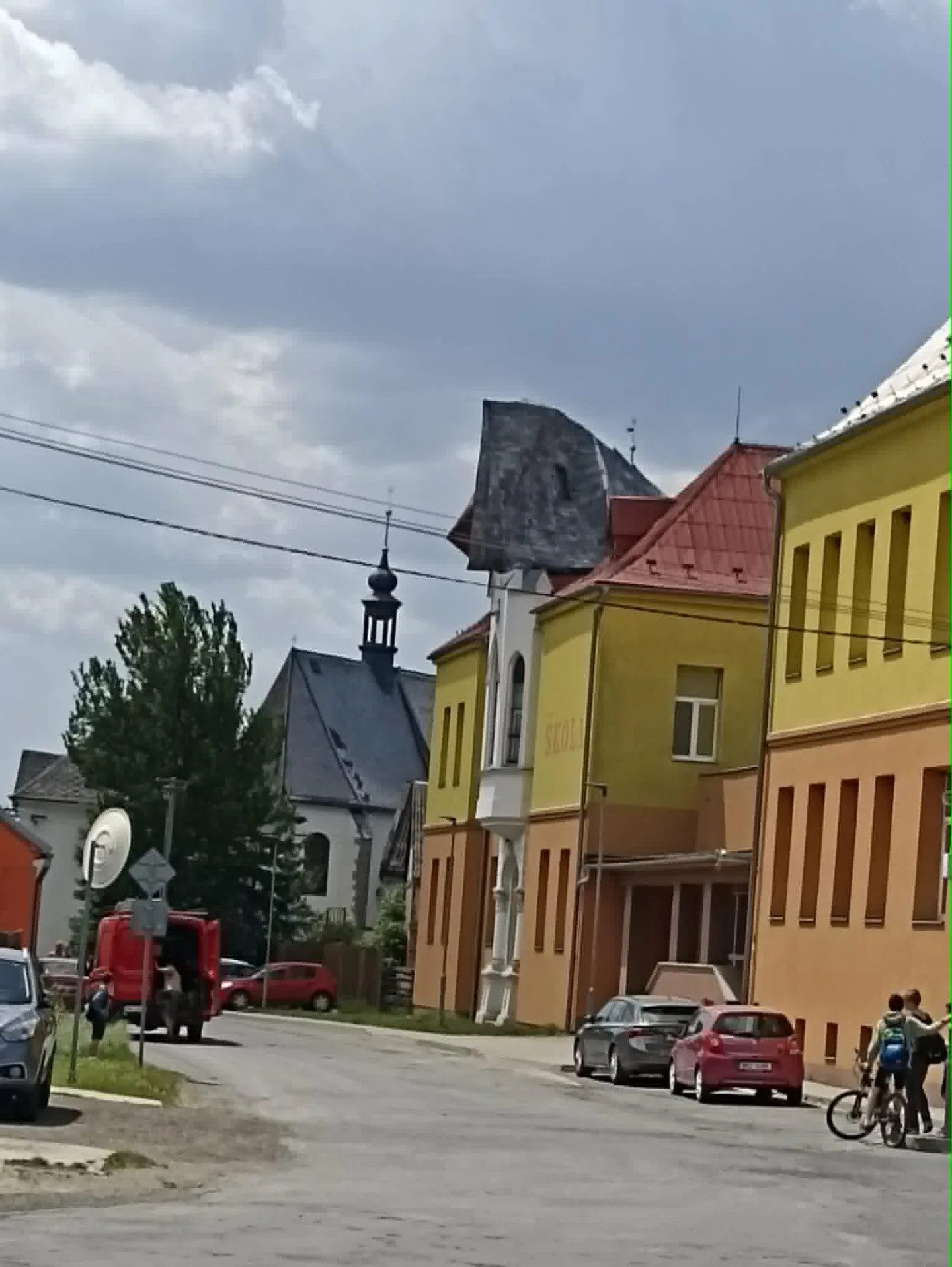 Silný vítr utrhl střechu na škole v Dlouhé Loučce, hrozilo její zřícení. Hasiči plechy rozřezali