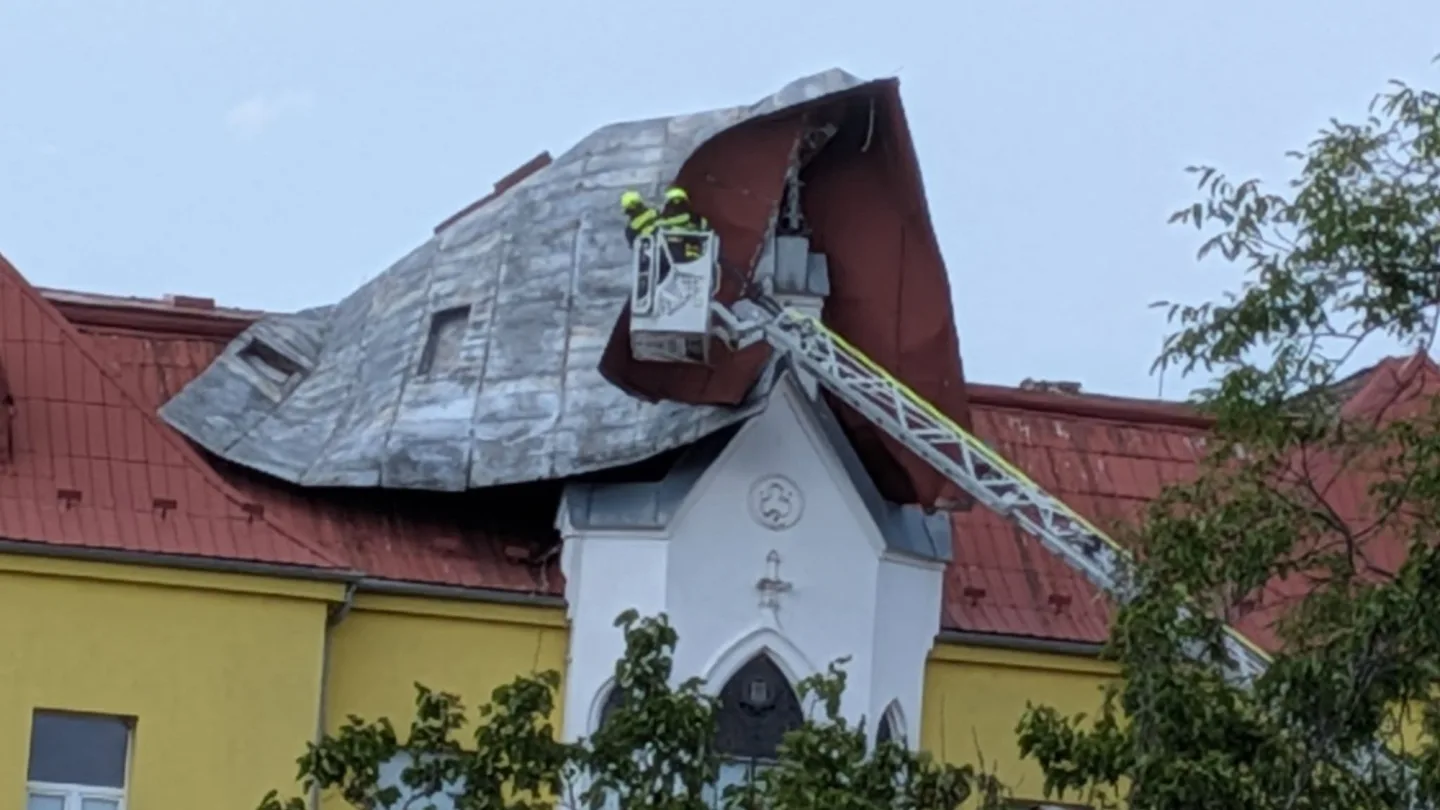 Silný vítr utrhl střechu na škole v Dlouhé Loučce, hrozilo její zřícení. Hasiči plechy rozřezali