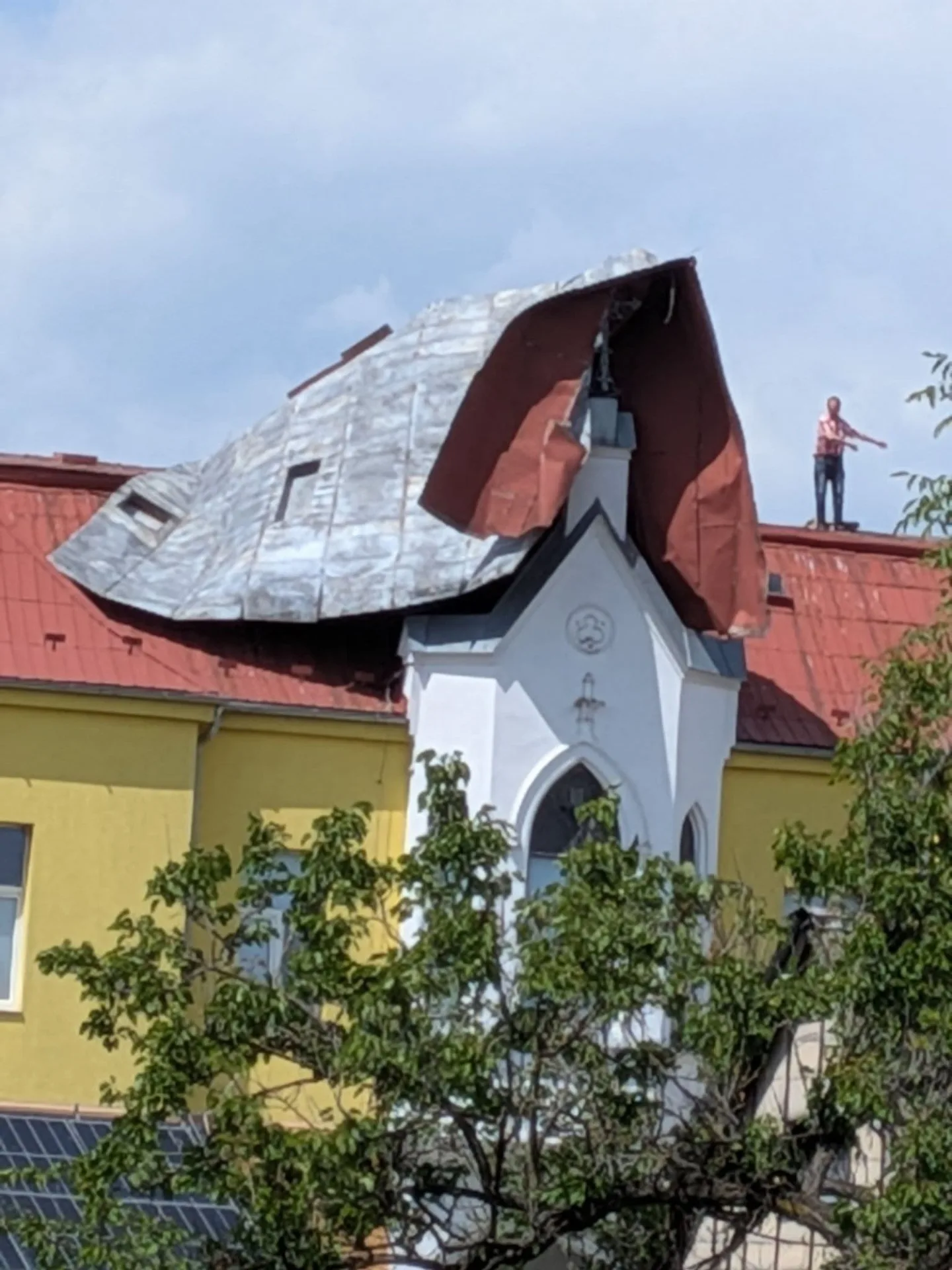 Silný vítr utrhl střechu na škole v Dlouhé Loučce, hrozilo její zřícení. Hasiči plechy rozřezali