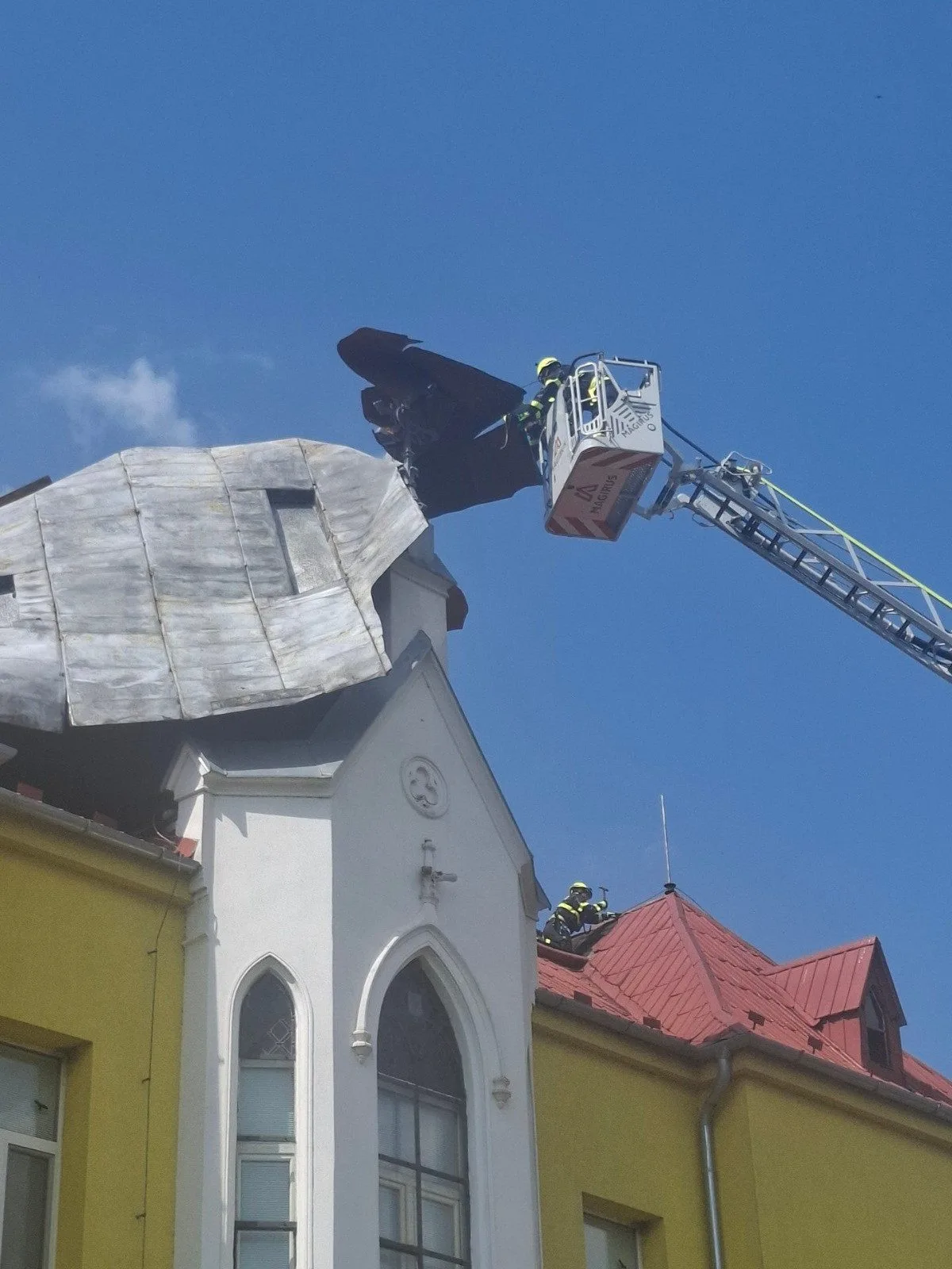 Silný vítr utrhl obrovskou střechu na škole v Dlouhé Loučce, hrozilo zřícení. Hasiči plechy rozřezali