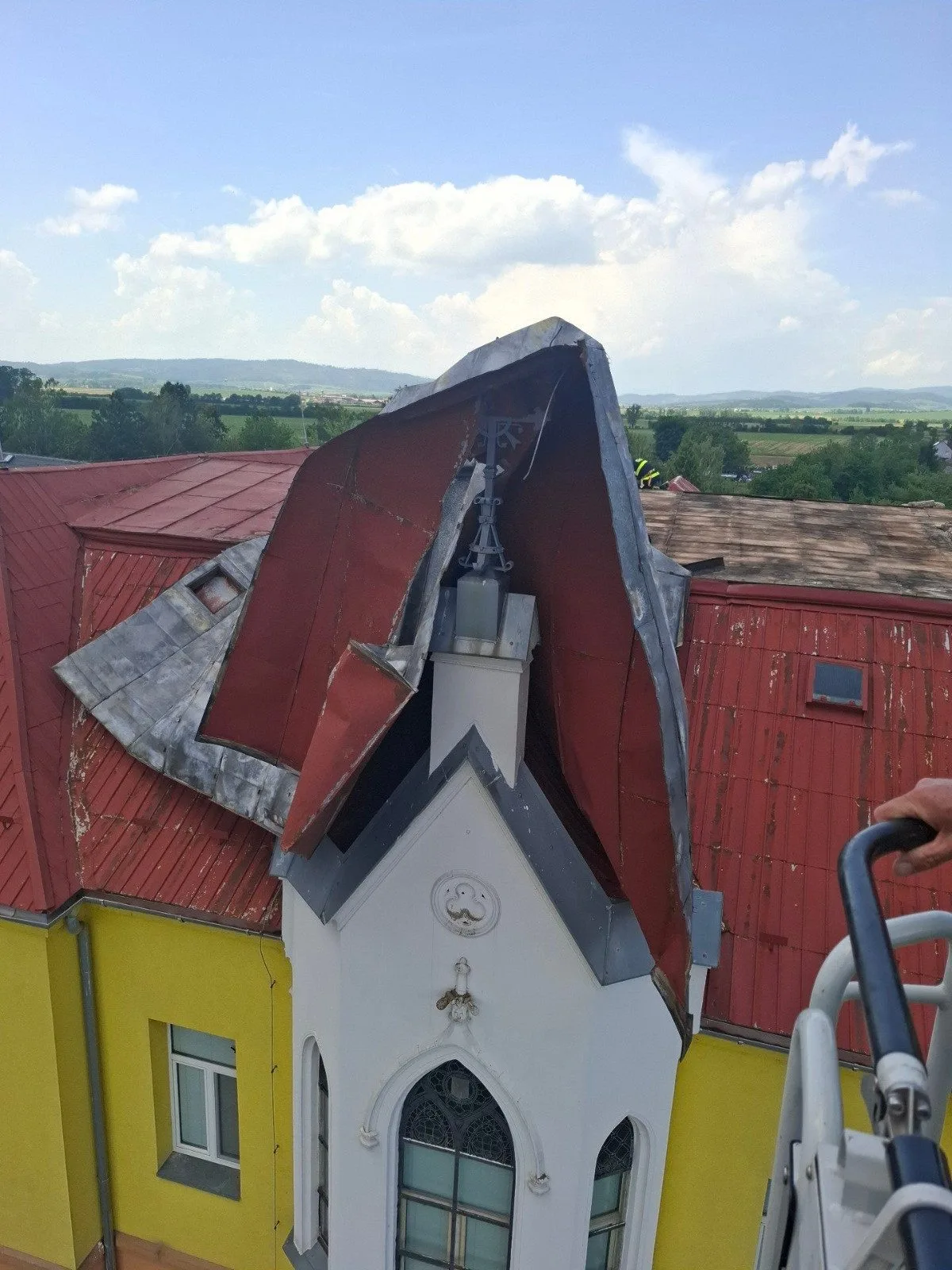 Silný vítr utrhl obrovskou střechu na škole v Dlouhé Loučce, hrozilo zřícení. Hasiči plechy rozřezali