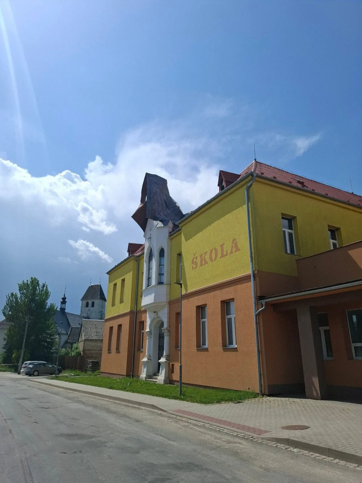 Silný vítr utrhl obrovskou střechu na škole v Dlouhé Loučce, hrozilo zřícení. Hasiči plechy rozřezali