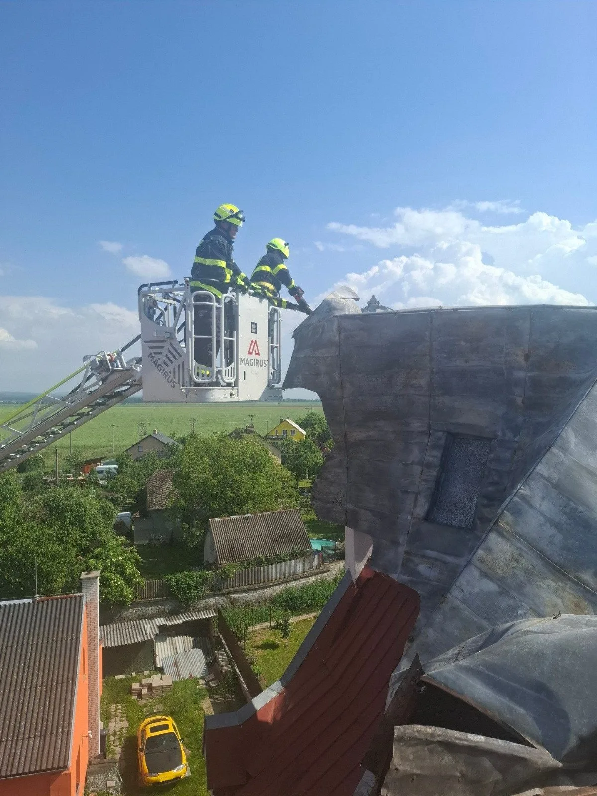 Silný vítr utrhl obrovskou střechu na škole v Dlouhé Loučce, hrozilo zřícení. Hasiči plechy rozřezali