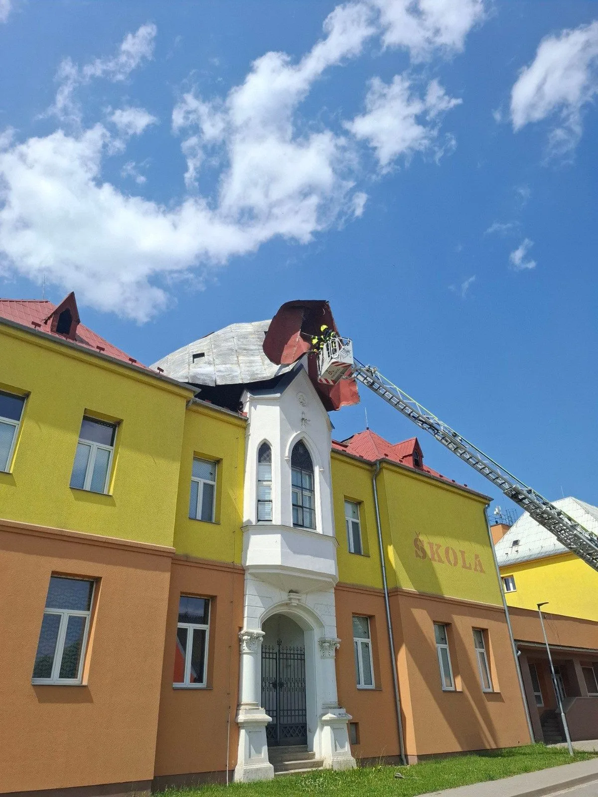 Silný vítr utrhl obrovskou střechu na škole v Dlouhé Loučce, hrozilo zřícení. Hasiči plechy rozřezali