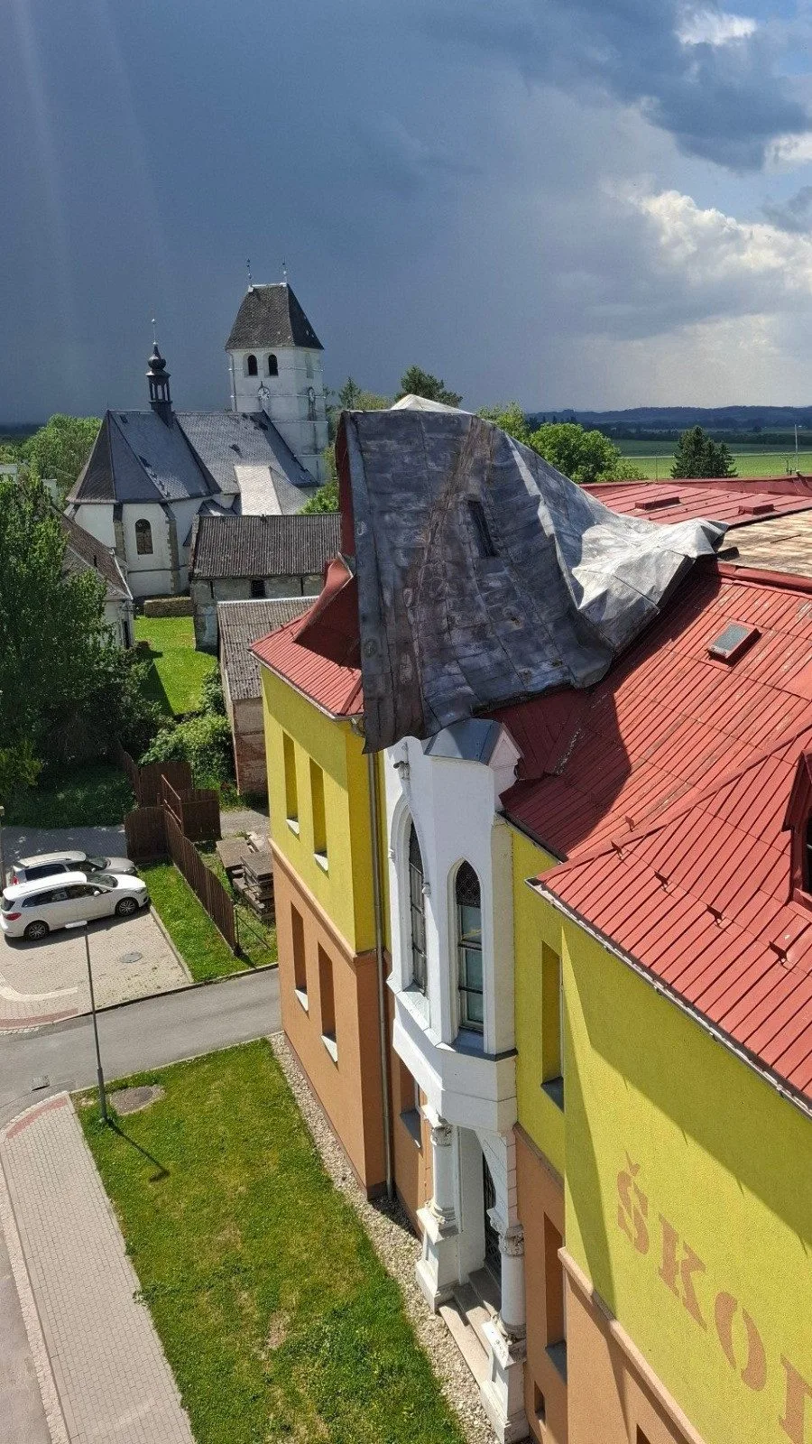 Silný vítr utrhl obrovskou střechu na škole v Dlouhé Loučce, hrozilo zřícení. Hasiči plechy rozřezali