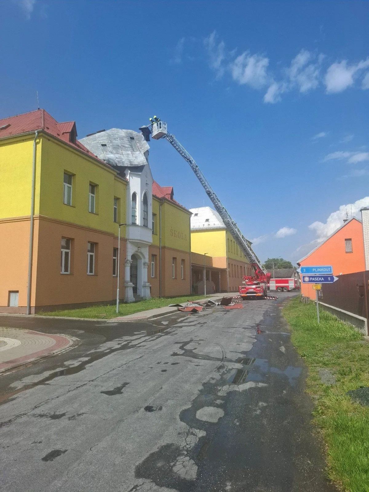 Silný vítr utrhl obrovskou střechu na škole v Dlouhé Loučce, hrozilo zřícení. Hasiči plechy rozřezali