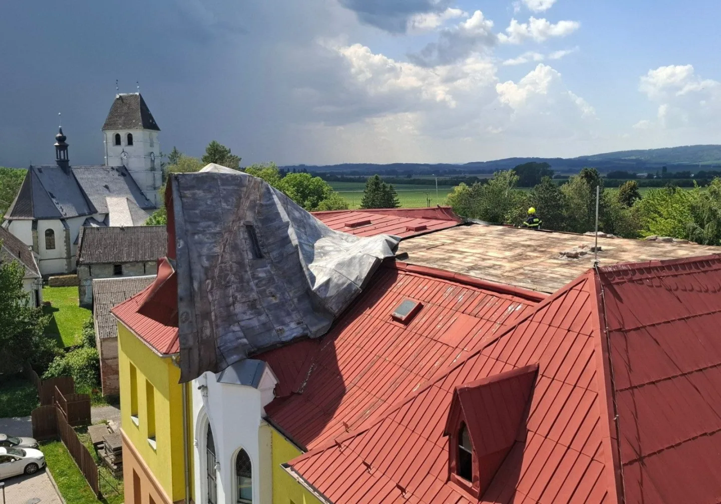Silný vítr utrhl obrovskou střechu na škole v Dlouhé Loučce, hrozilo zřícení. Hasiči plechy rozřezali