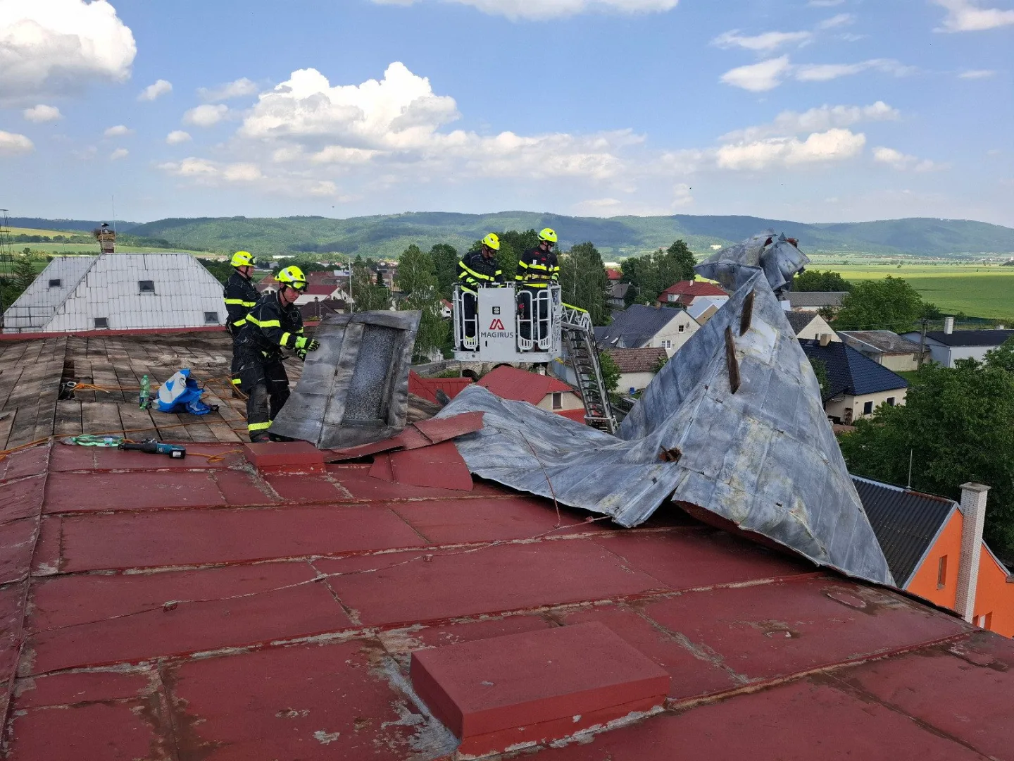 Silný vítr utrhl obrovskou střechu na škole v Dlouhé Loučce, hrozilo zřícení. Hasiči plechy rozřezali