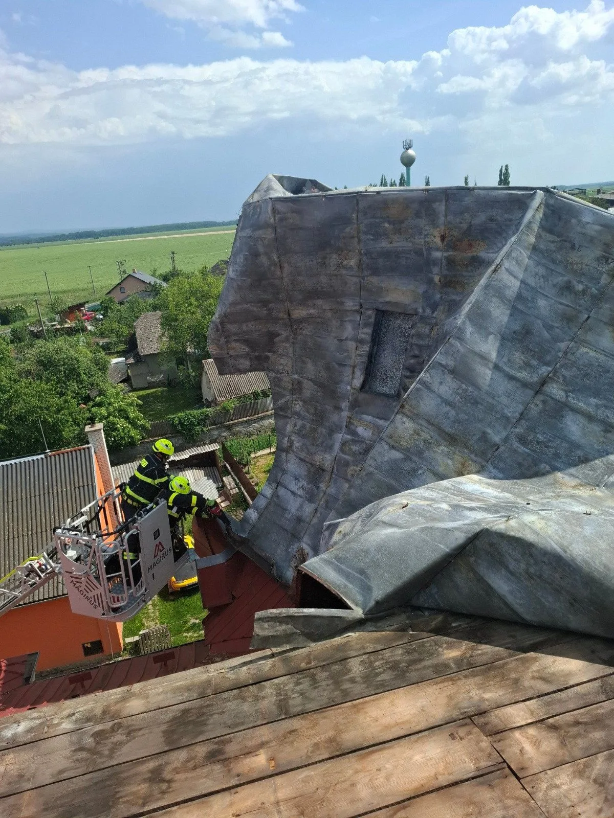 Silný vítr utrhl obrovskou střechu na škole v Dlouhé Loučce, hrozilo zřícení. Hasiči plechy rozřezali